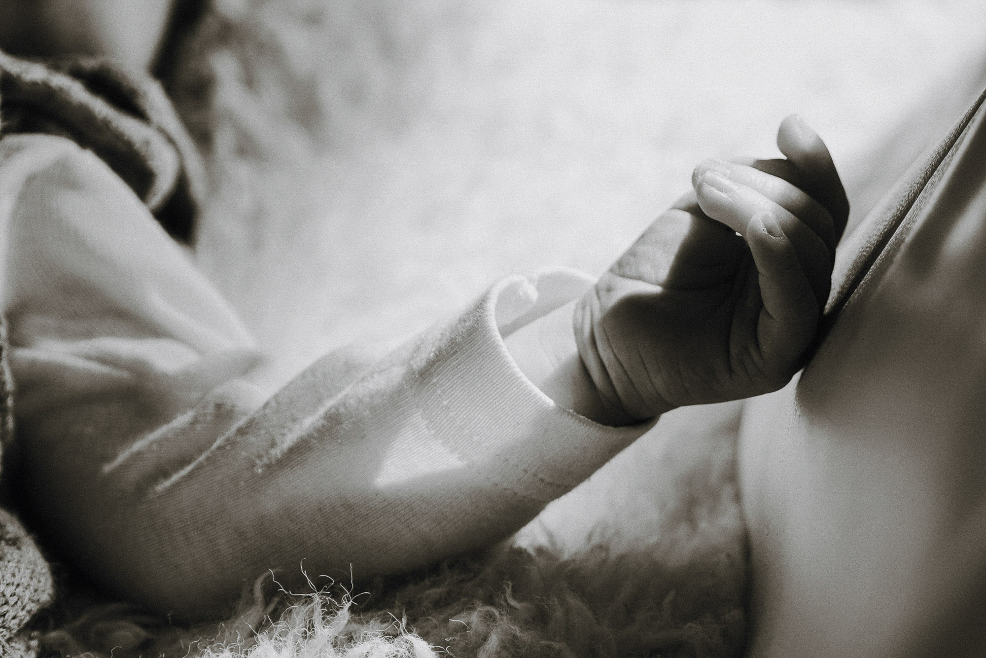Detailaufnahme von Babyhänden – zarte und zeitlose Babyfotografie