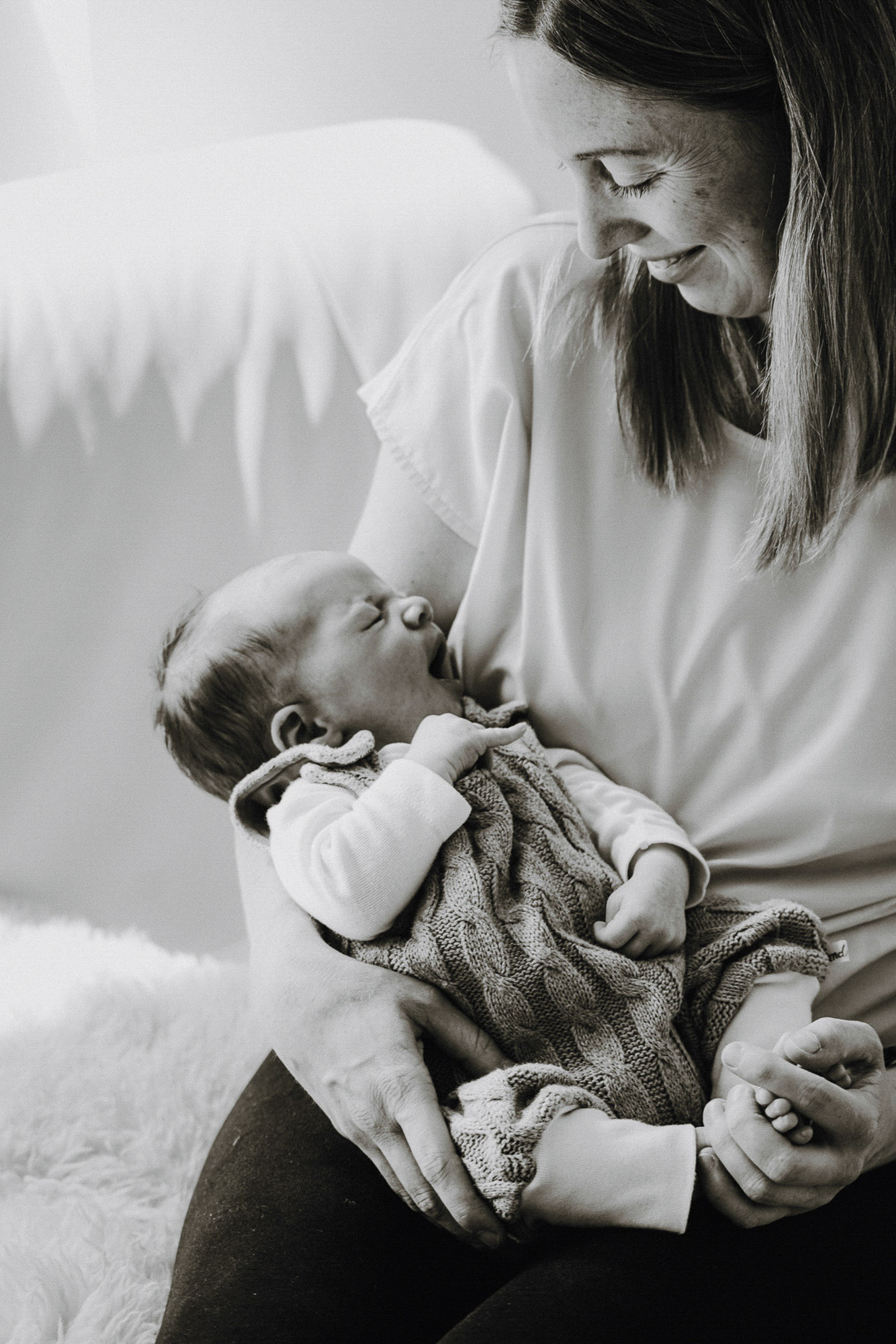 Baby im Arm der Mutter – emotionale Babyfotografie in Esslingen