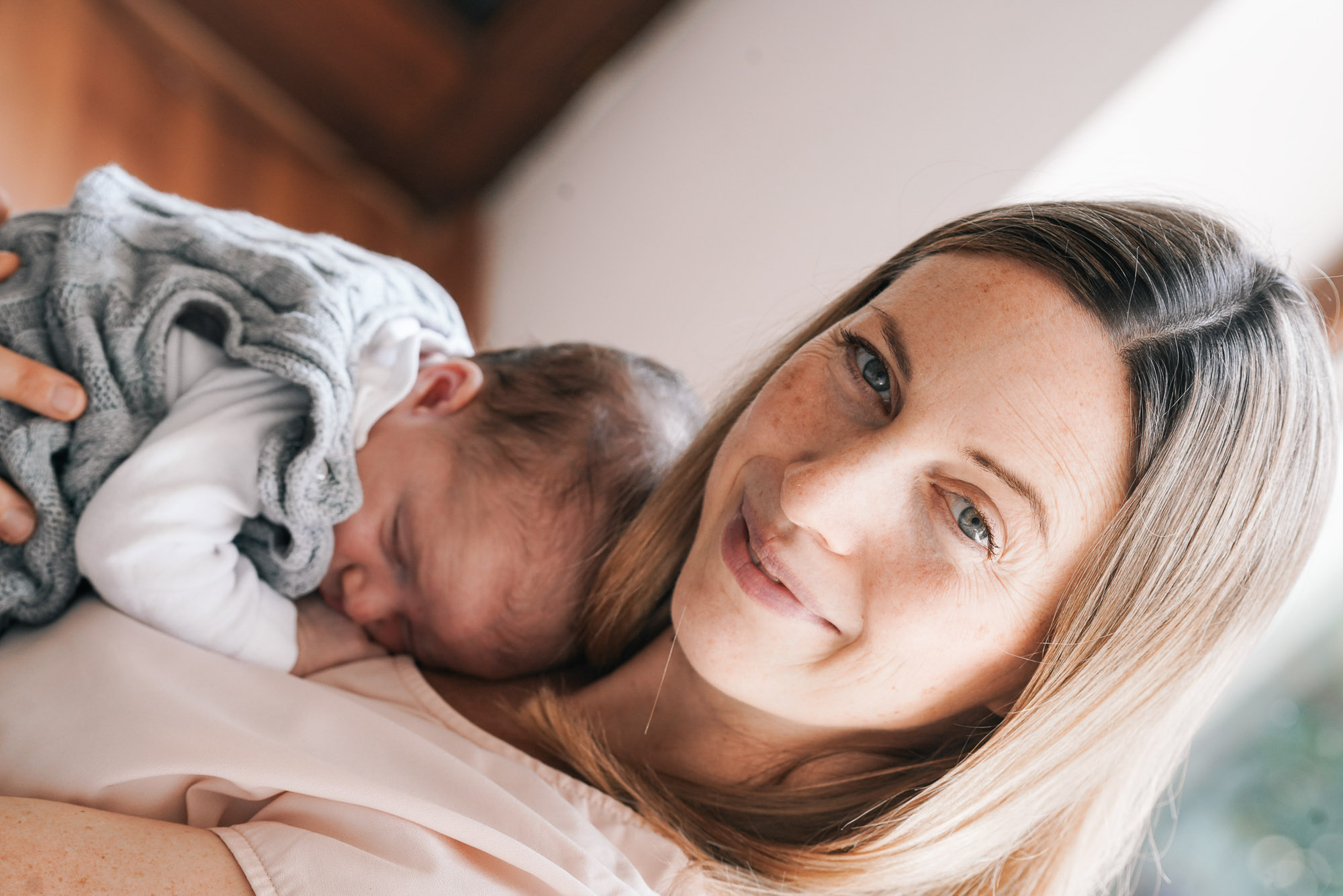 Baby im Arm der Mutter – emotionale Babyfotografie in Esslingen