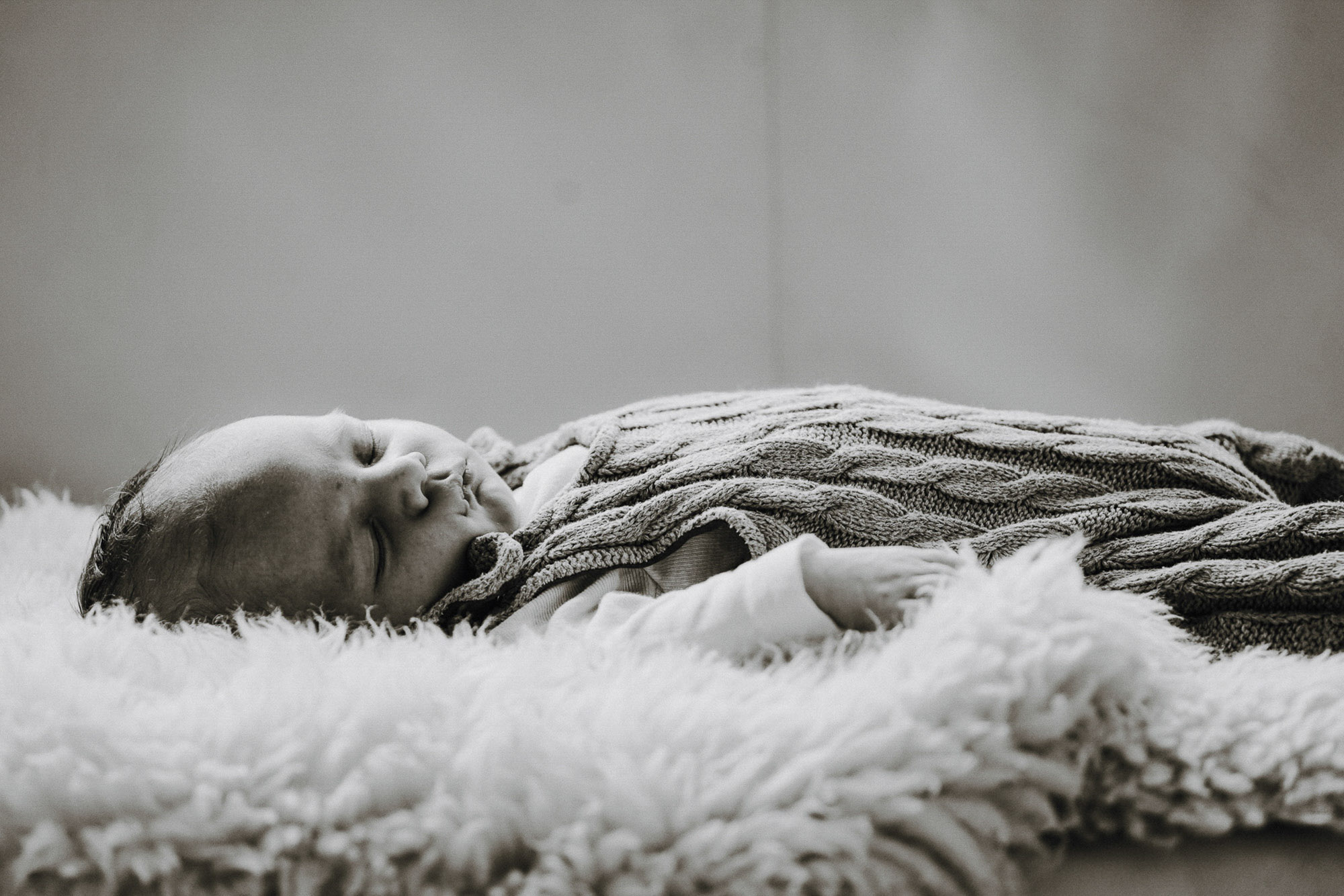 Schlafendes Baby im natürlichen Licht – sanfte Babyfotografie