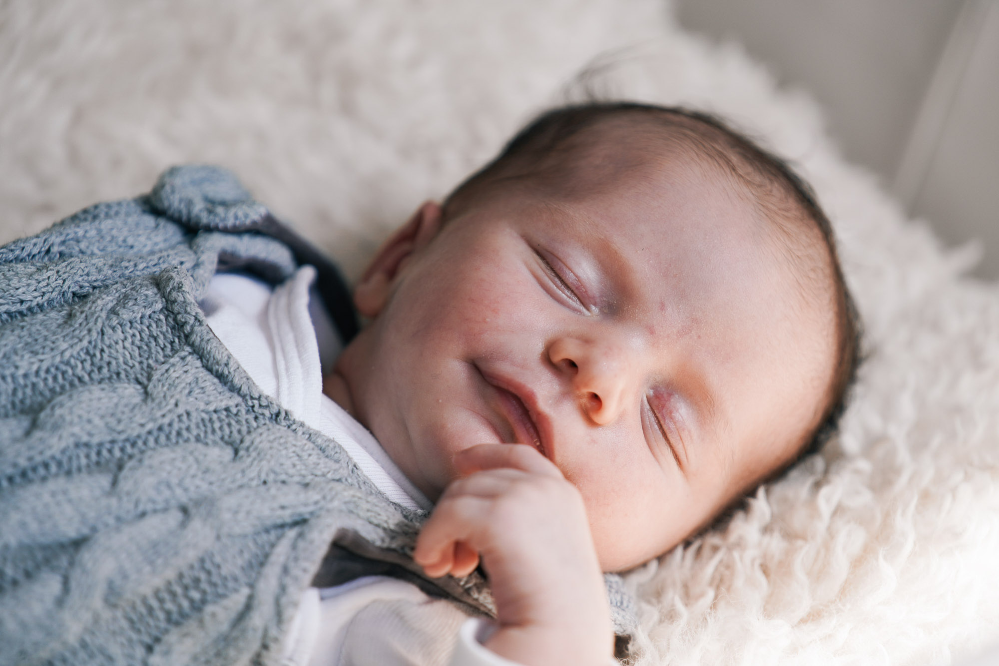 Schlafendes Baby im natürlichen Licht – sanfte Babyfotografie