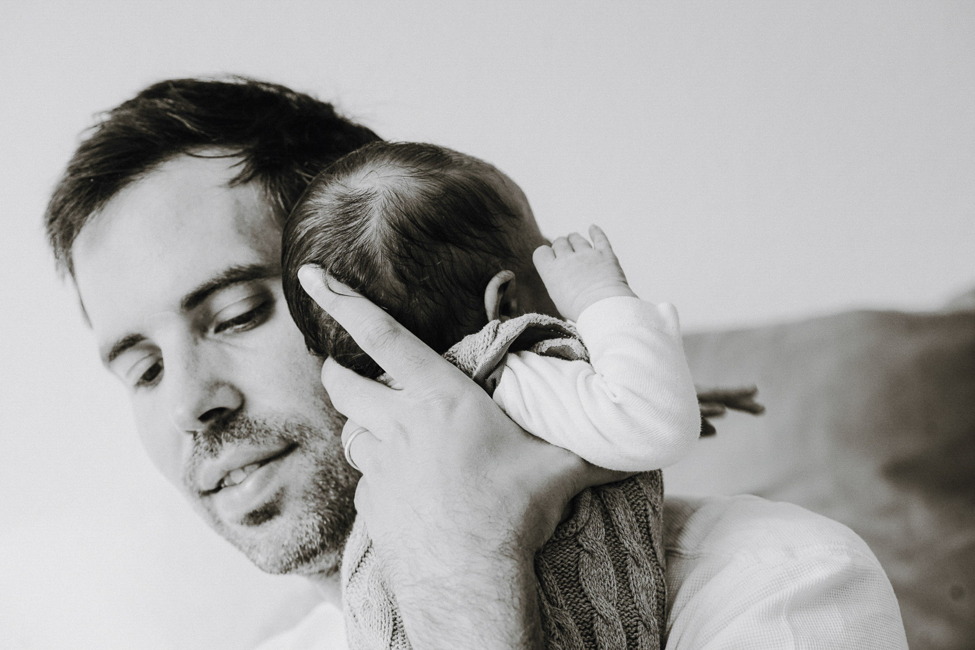 Natürliche Babyfotografie in Kirchheim unter Teck mit warmem Licht und ruhiger Atmosphäre