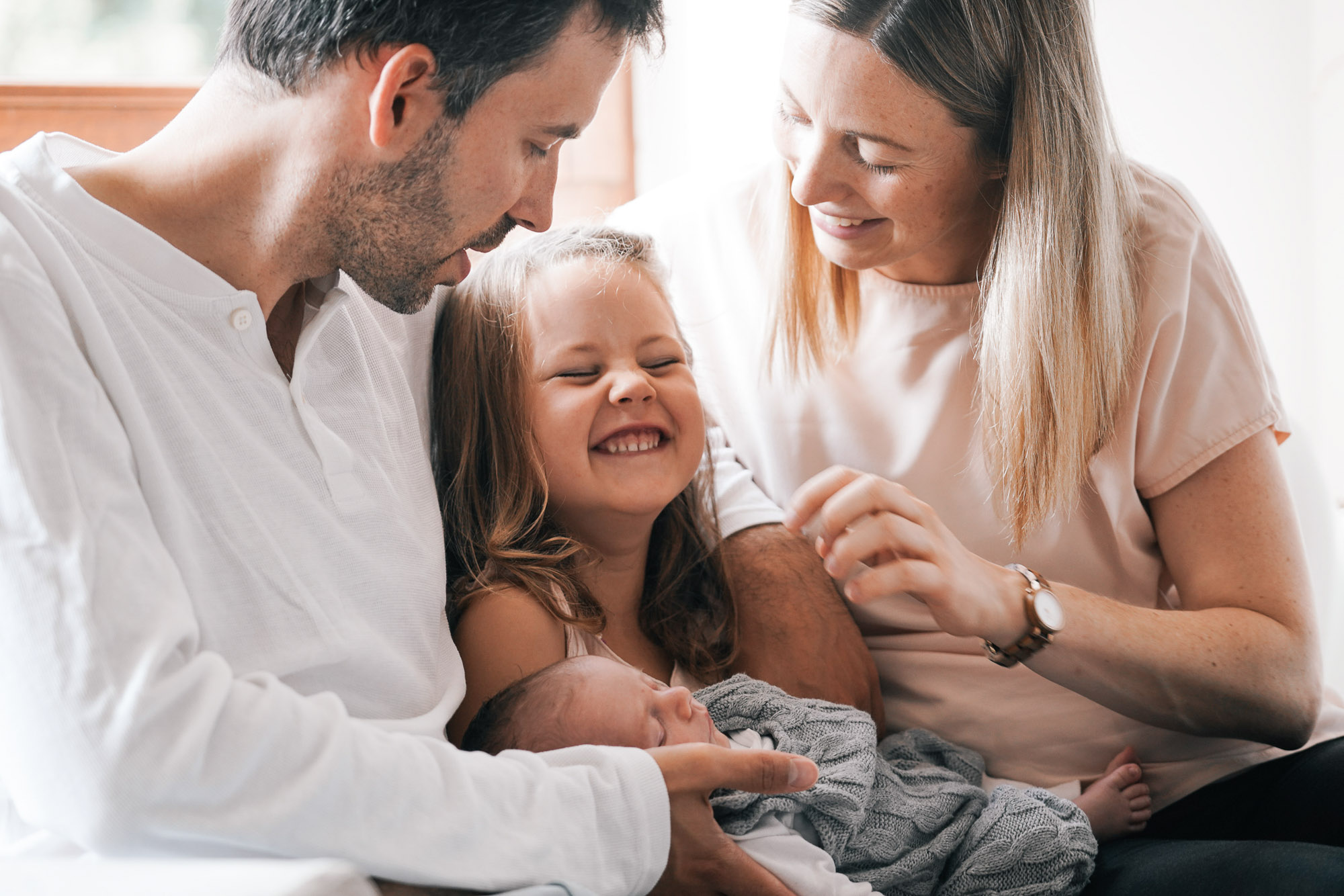 Entspanntes Babyshooting zuhause mit der Familie – natürliche Erinnerungen