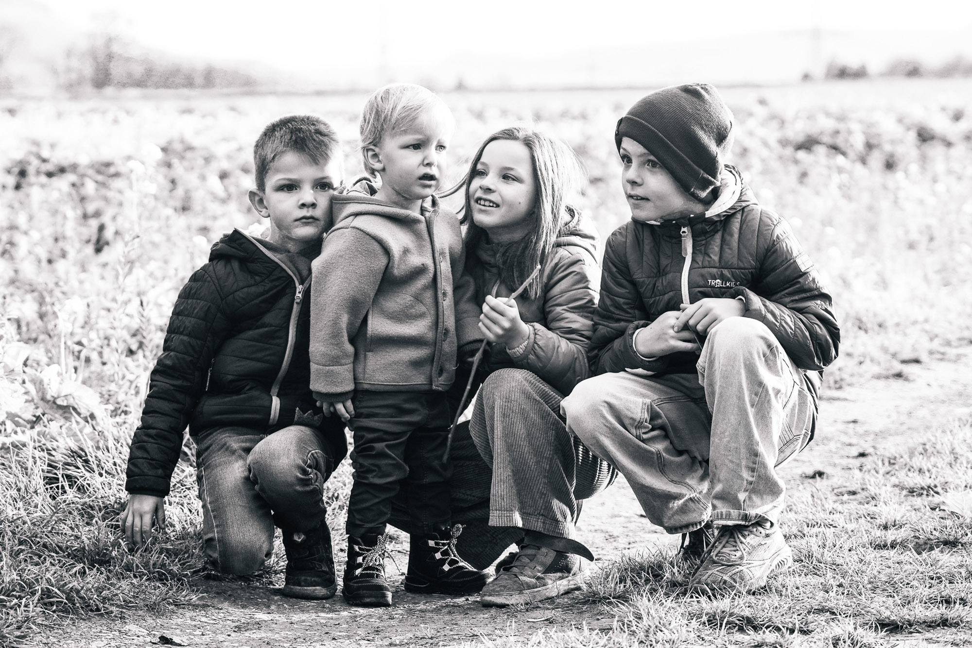 Natürliches Familienshooting draußen – echte Nähe und Emotionen