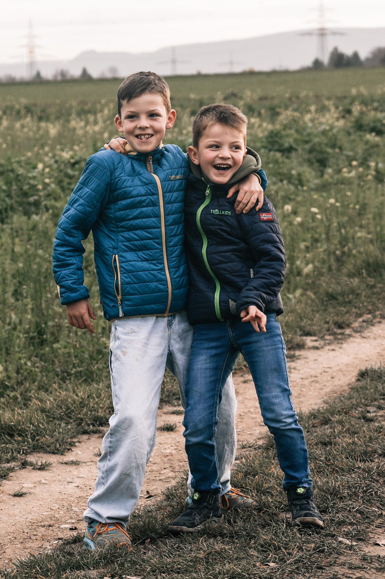 Kinder spielen unbeobachtet – natürliche Familienfotografie