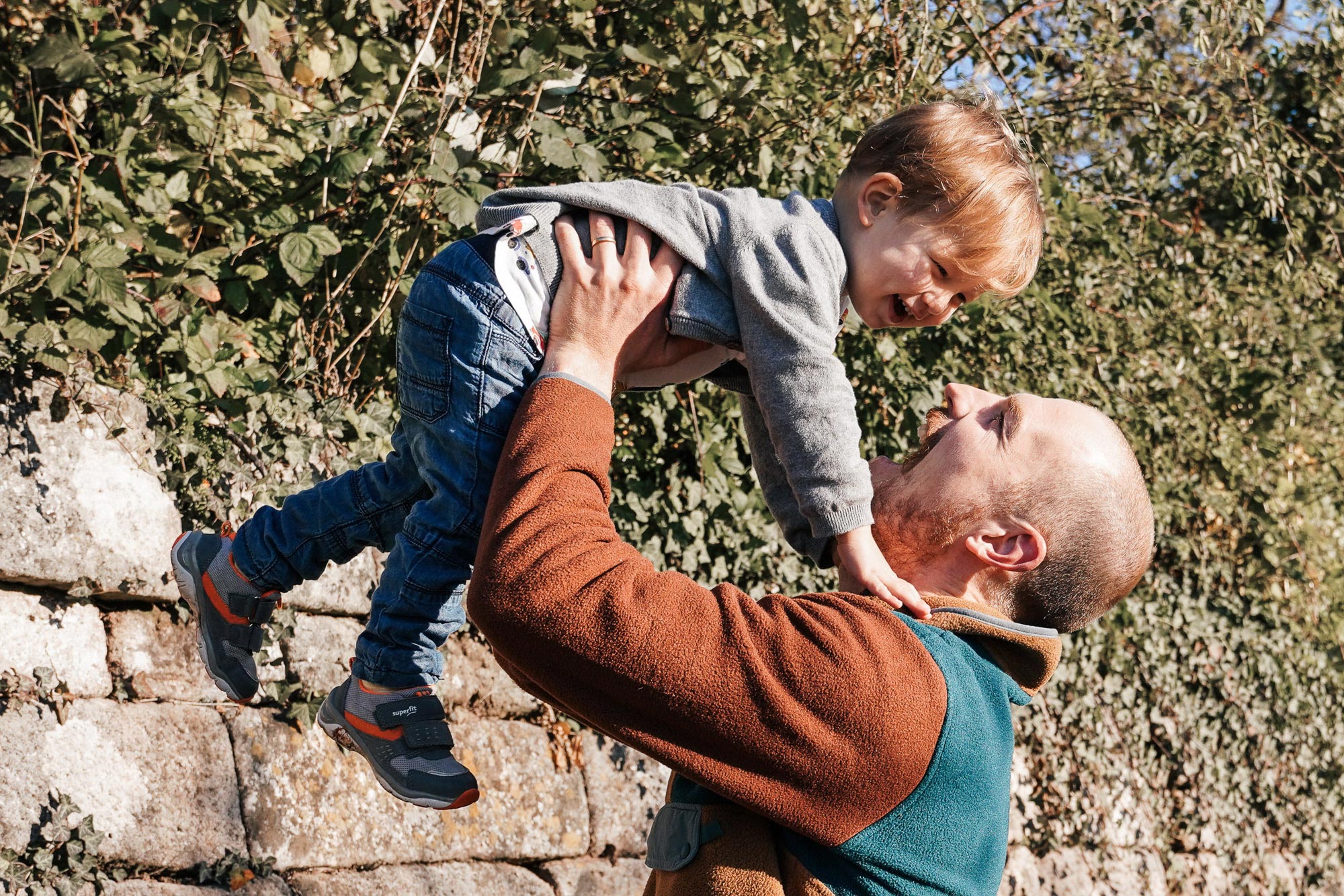 Familienumarmung – Nähe und Verbundenheit authentisch festgehalten