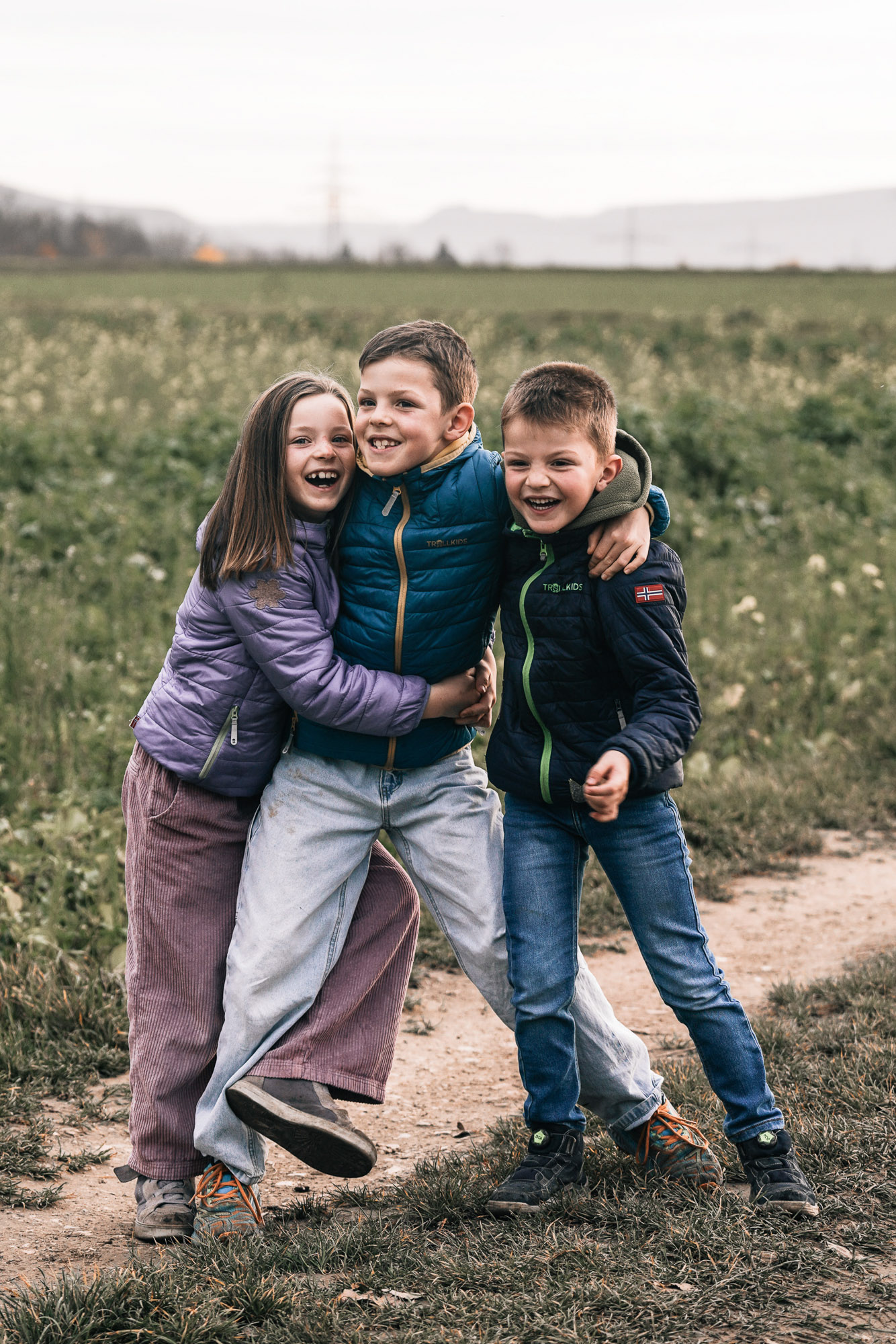 Kinder spielen unbeobachtet – natürliche Familienfotografie