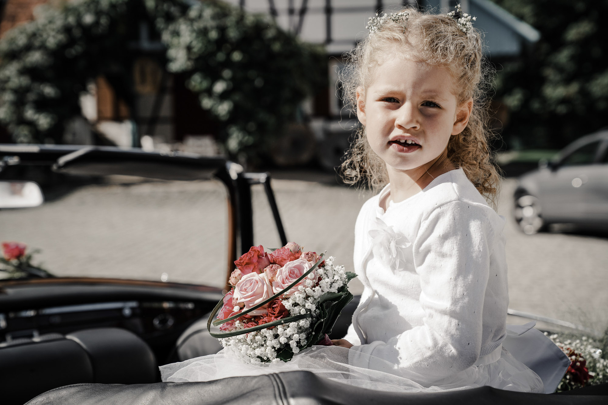 Brautpaar lacht unbeobachtet – echte Hochzeitsmomente