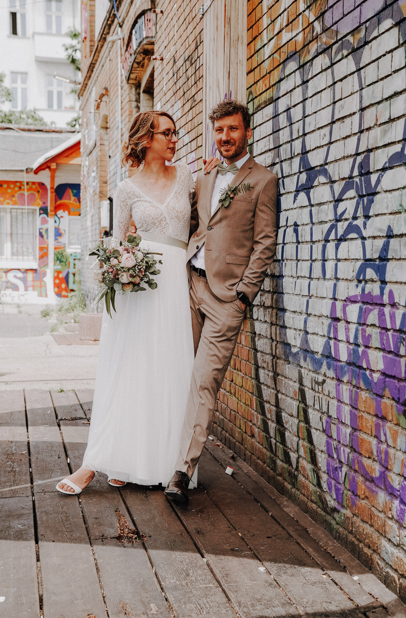 Brautpaar lacht unbeobachtet – echte Hochzeitsmomente