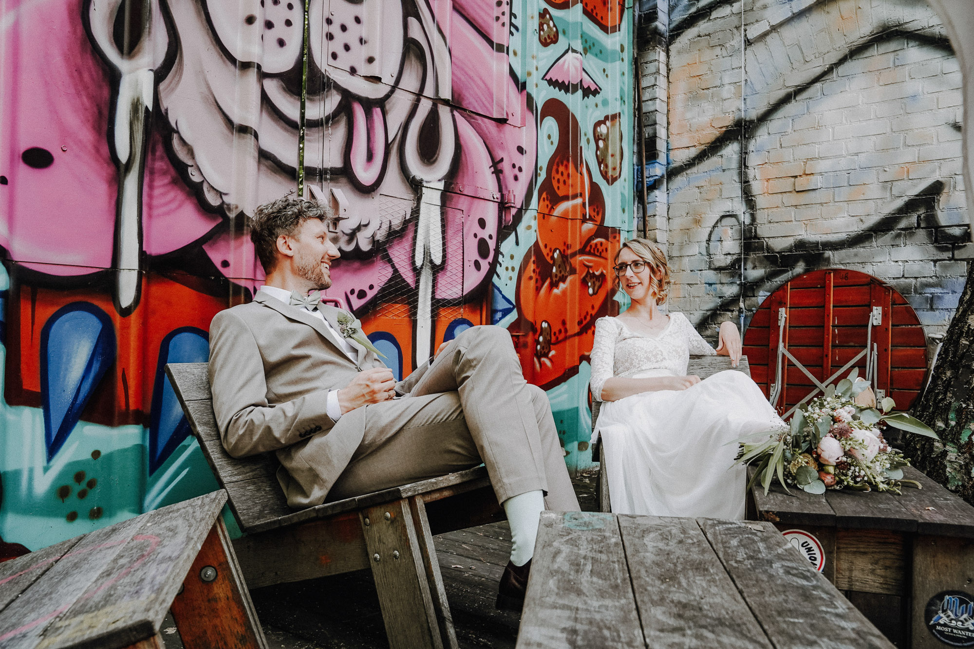 Brautpaar lacht unbeobachtet – echte Hochzeitsmomente