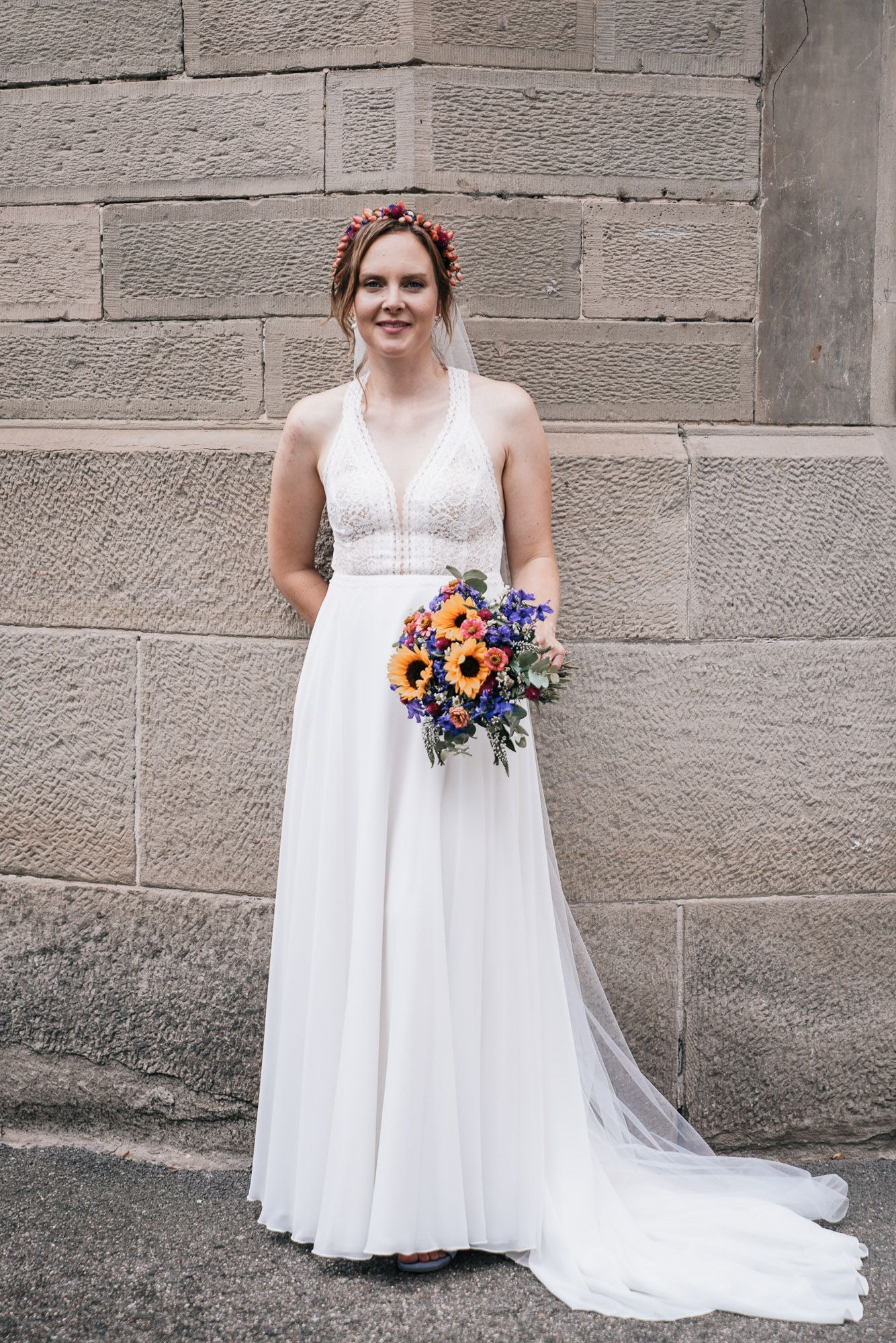 Hochzeitsdetails – Hände des Brautpaares während der Trauung