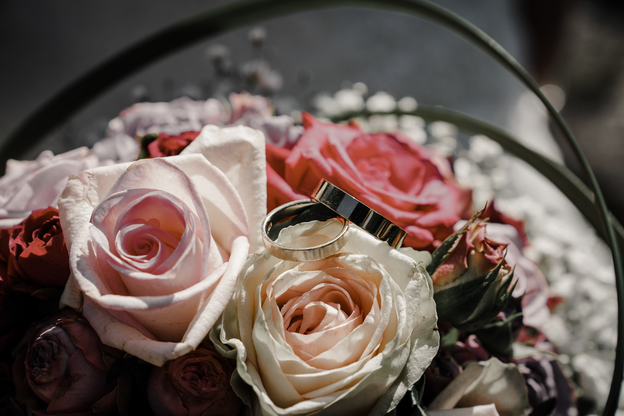 Detailaufnahme eines Brautstraußes – natürliche Hochzeitsdetails