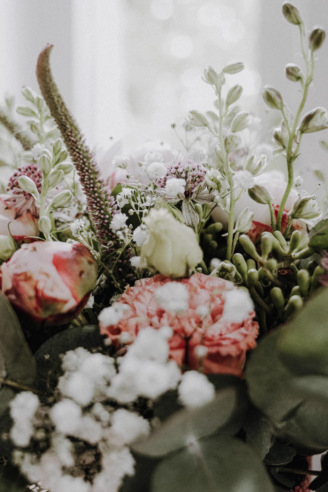 Detailaufnahme eines Brautstraußes – natürliche Hochzeitsdetails