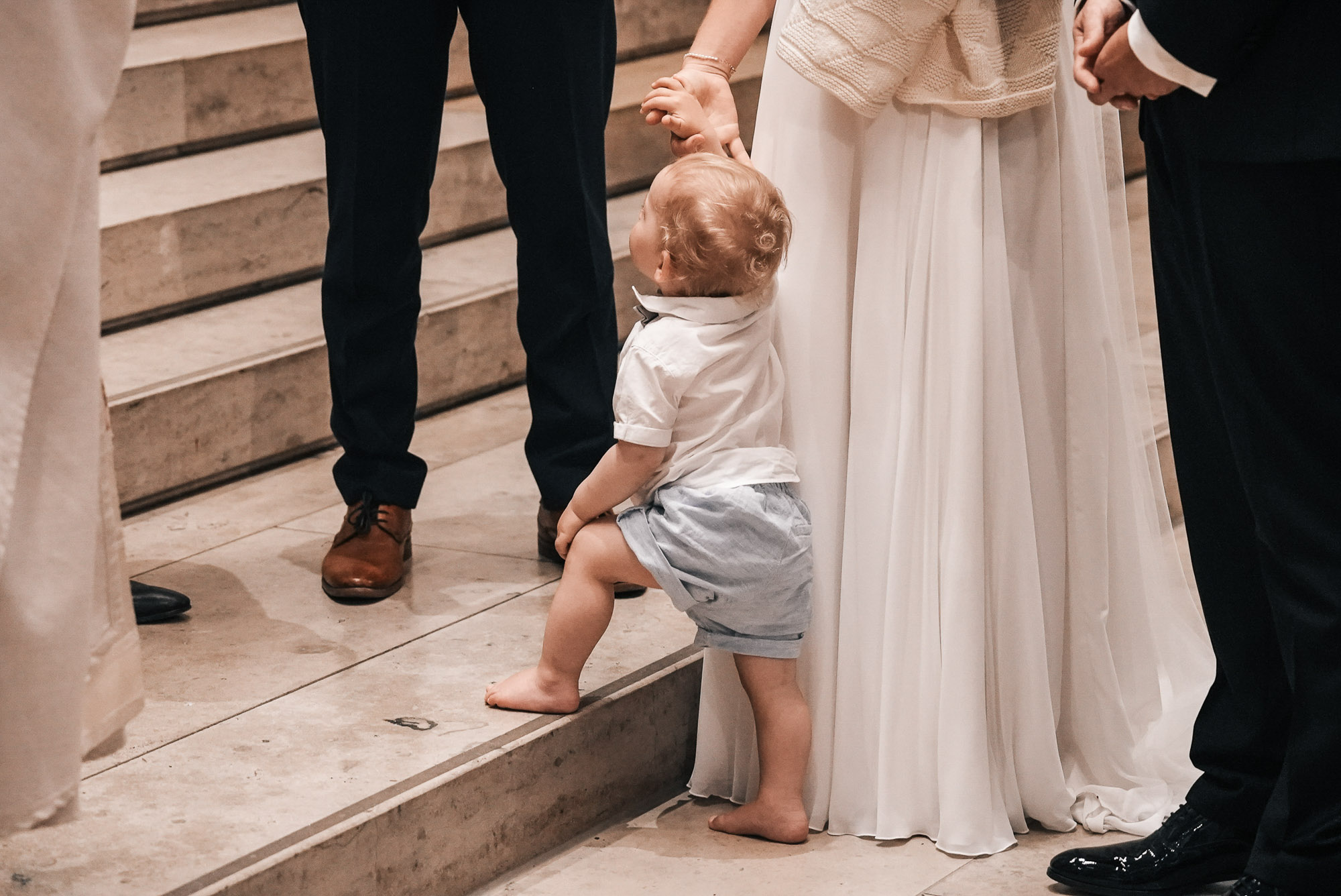 Hochzeitsdetails – Hände des Brautpaares während der Trauung