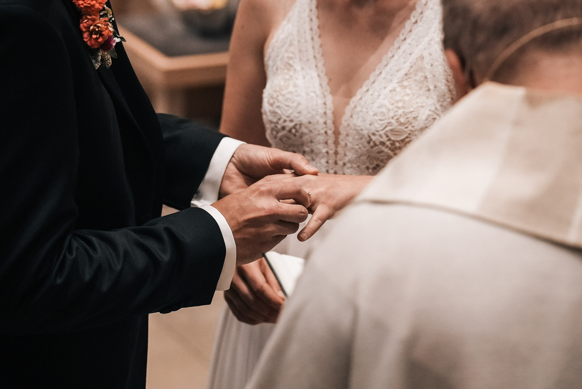 Hochzeitsdetails – Hände des Brautpaares während der Trauung