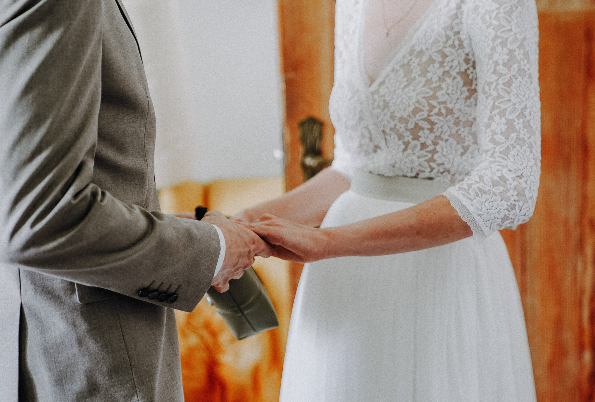 Hochzeitsdetails – Hände des Brautpaares während der Trauung