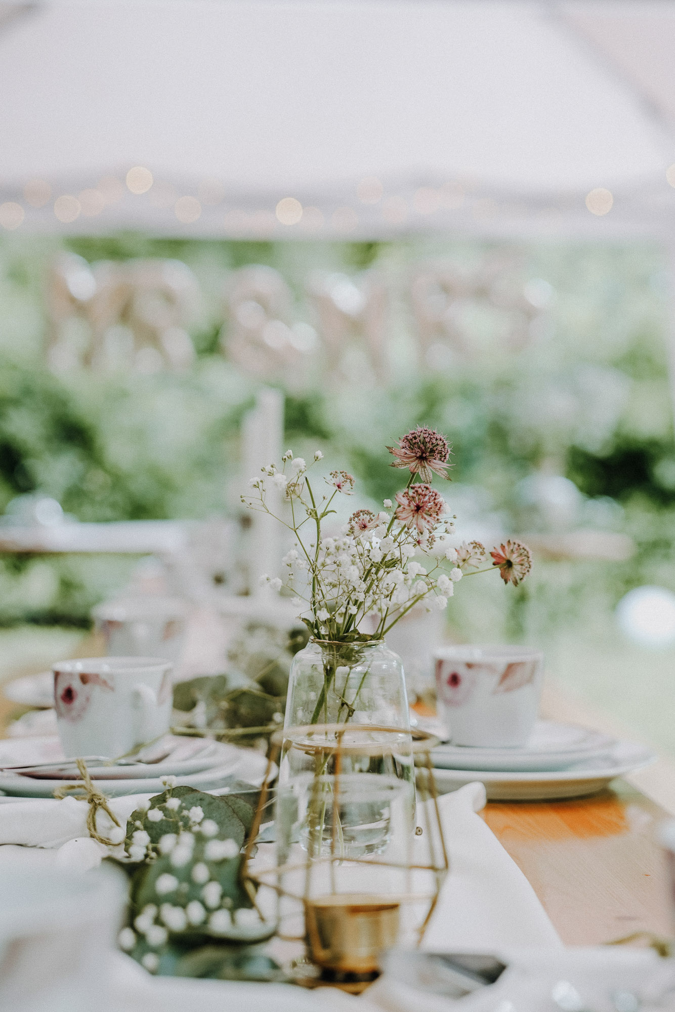 Emotionale Hochzeitsfeier – natürliche Reportage im Hintergrund