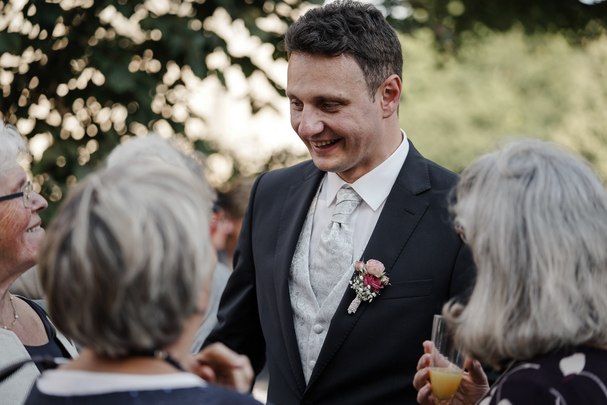 Ungezwungene Momente der Hochzeitsgäste – authentisch fotografiert