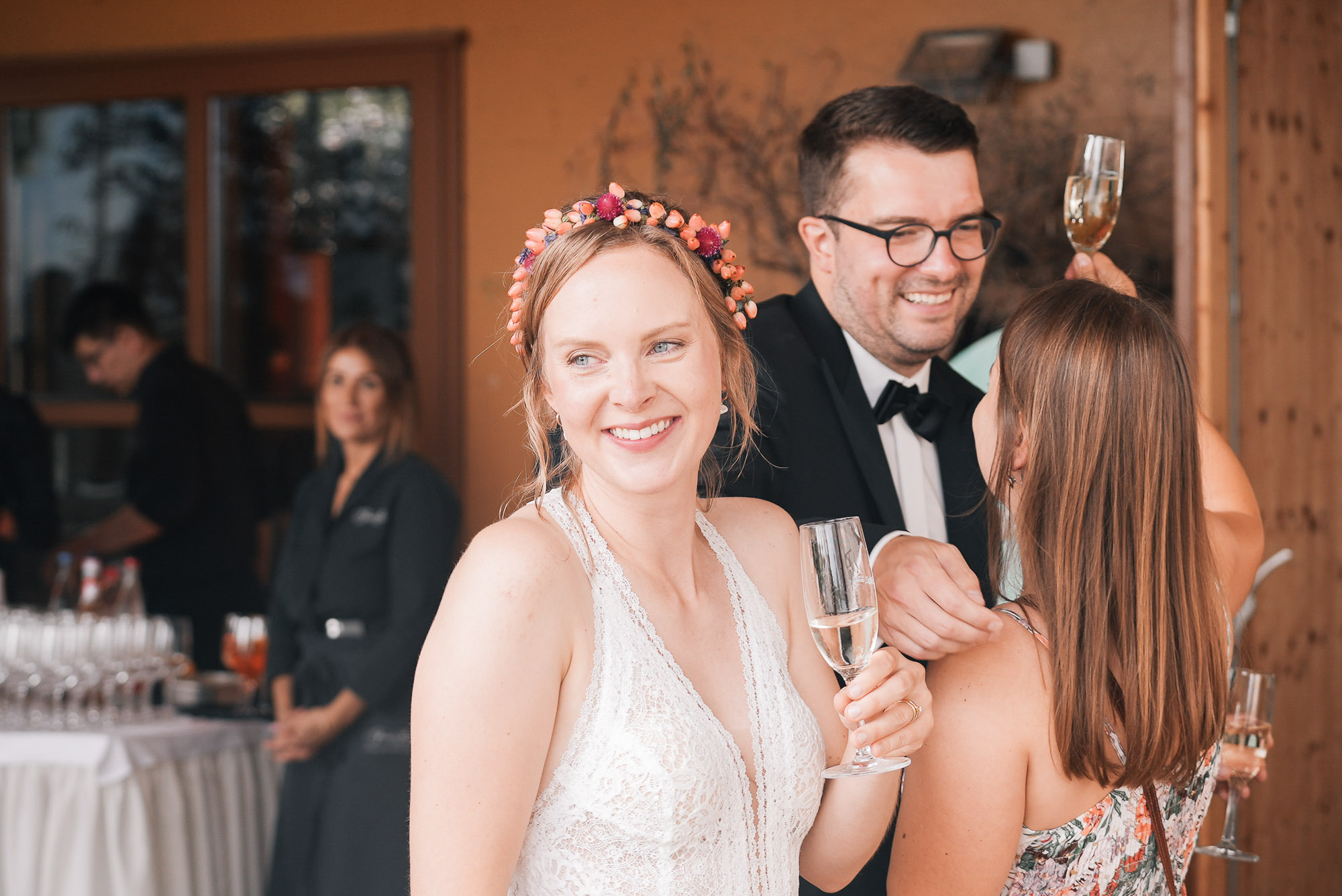 Emotionale Hochzeitsfeier – natürliche Reportage im Hintergrund