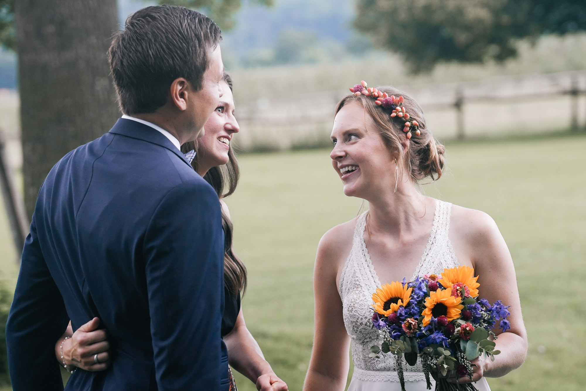 Ungezwungene Momente der Hochzeitsgäste – authentisch fotografiert