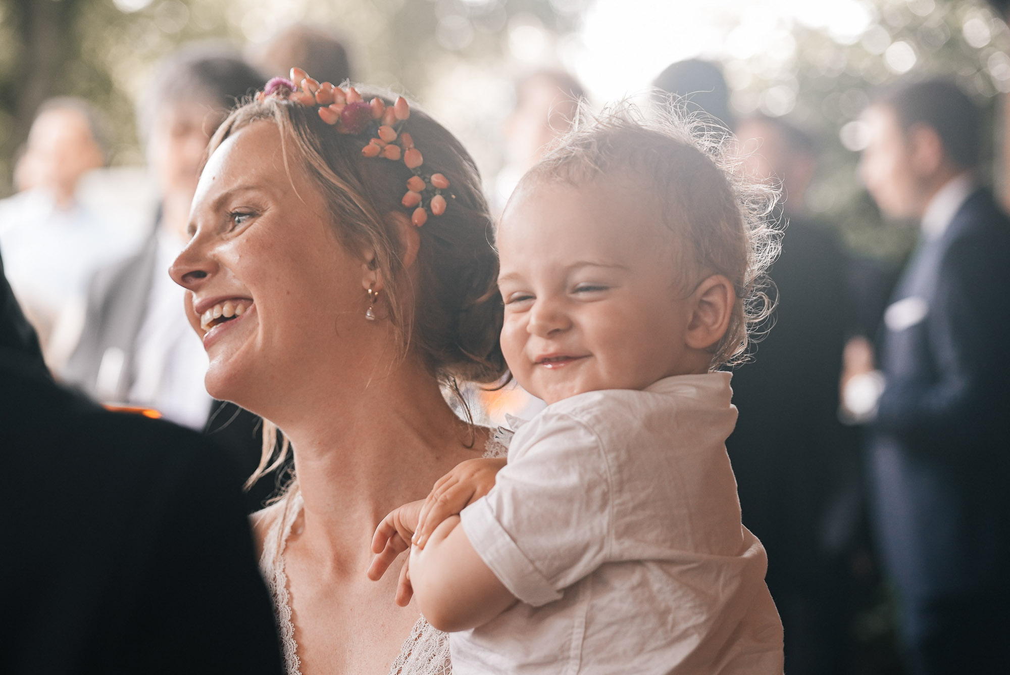 Emotionale Hochzeitsfeier – natürliche Reportage im Hintergrund