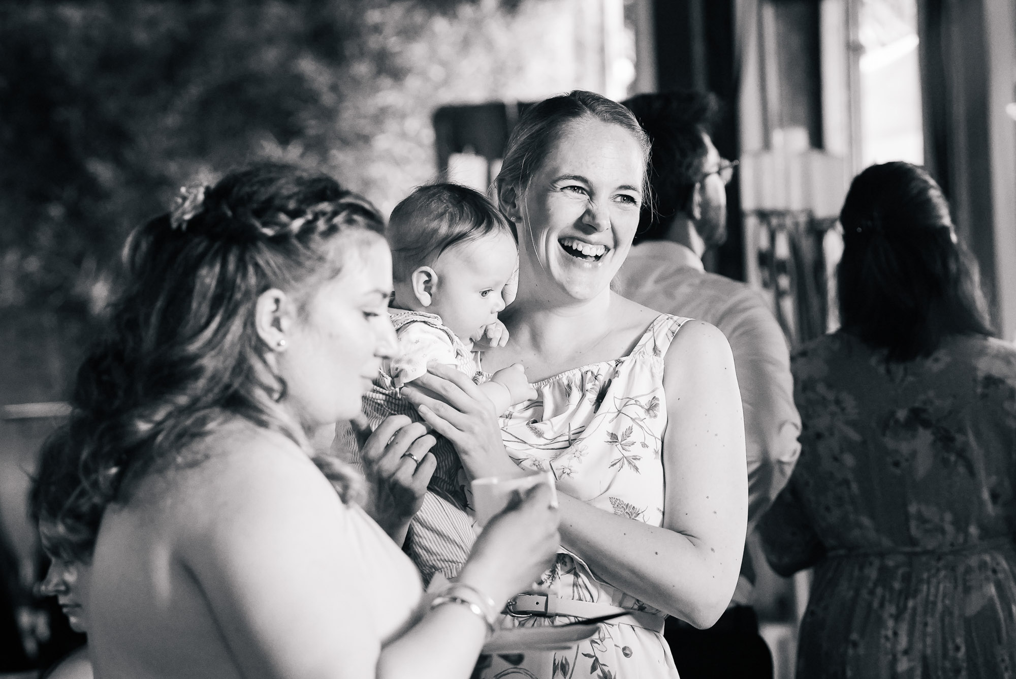 Ungezwungene Momente der Hochzeitsgäste – authentisch fotografiert