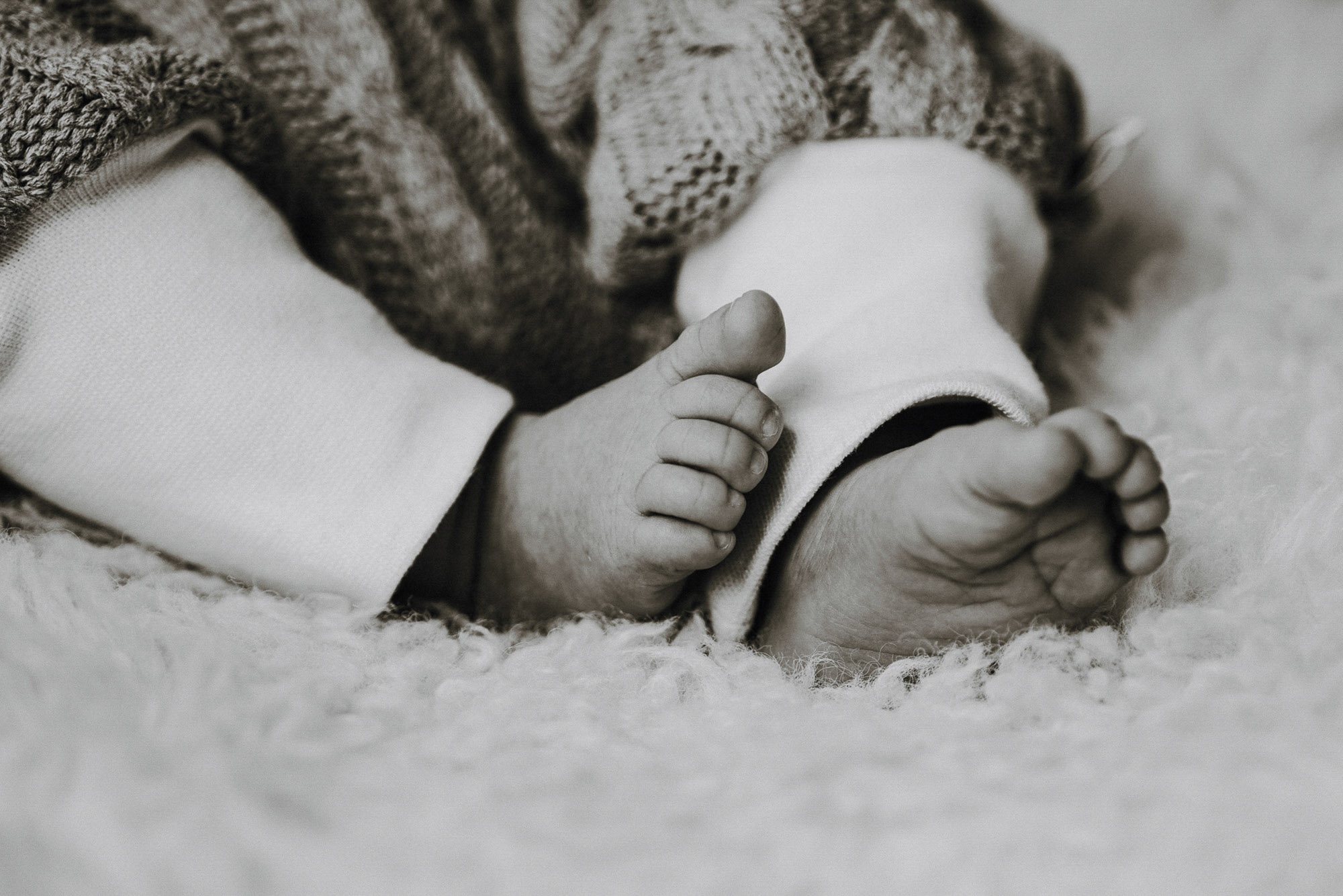 Detailaufnahme von Babyfüßen – natürliche und sanfte Babyfotografie